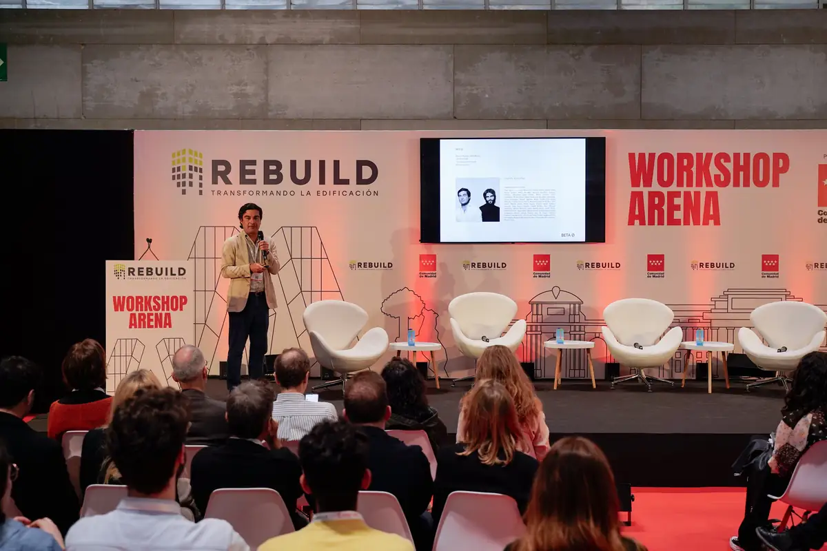 Un ponente presenta su proyecto de pie en el escenario del Workshop Arena