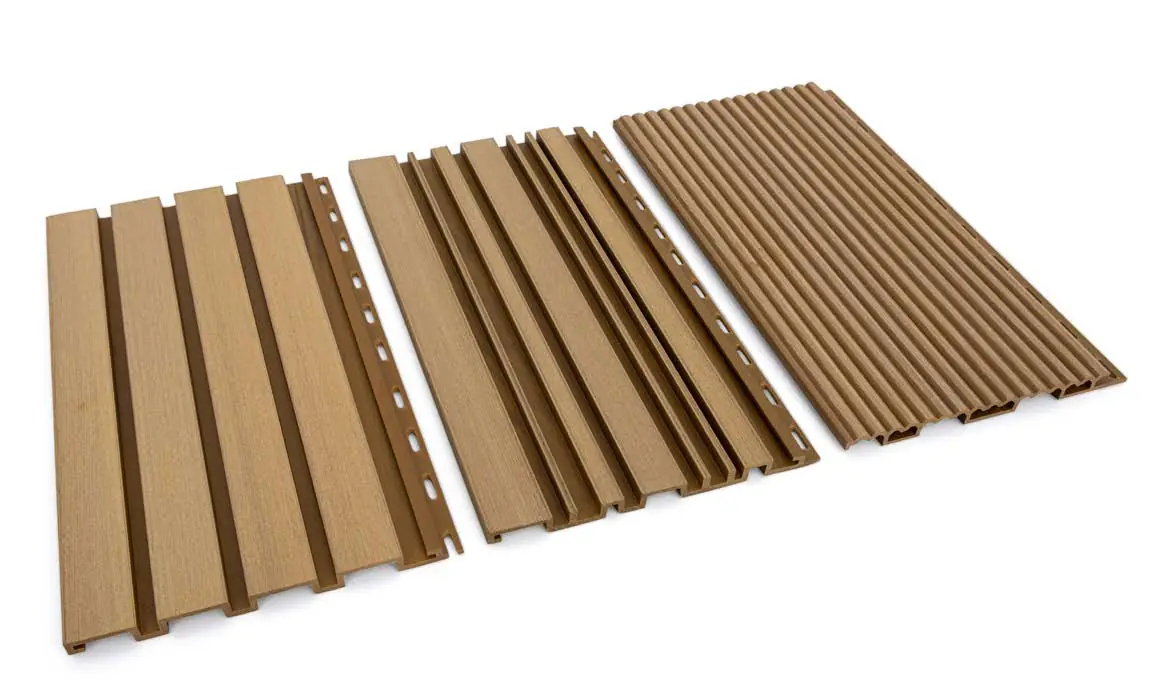 Tres paneles de tono madera con distintos relieves de ranuras