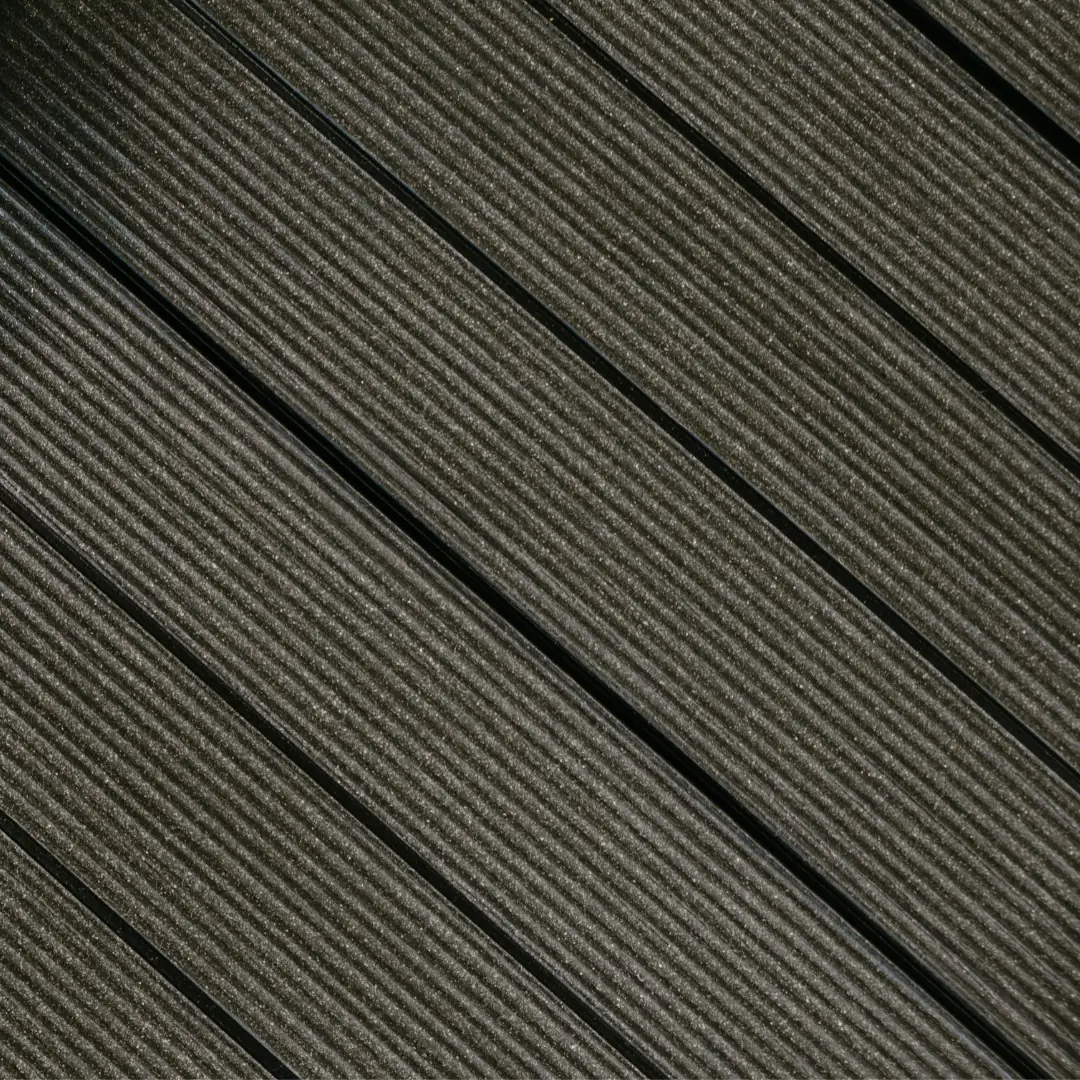 Detalle en diagonal de lamas de tarima oscura con superficie ranurada