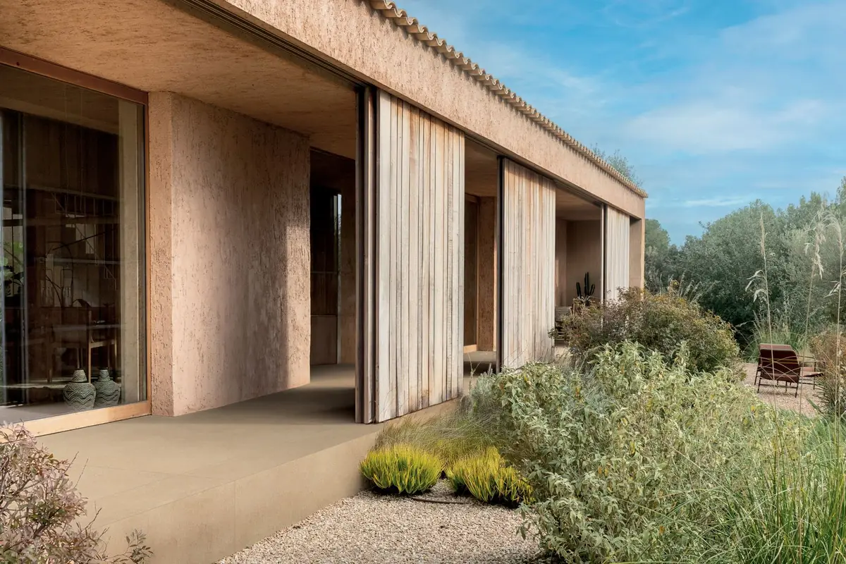Porch of a Mediterranean house with SensiTerre porcelain stoneware paving in a sand tone