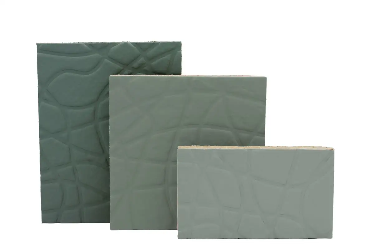 Tres paneles verdes de micelio de distintos tamaños con relieve de líneas orgánicas