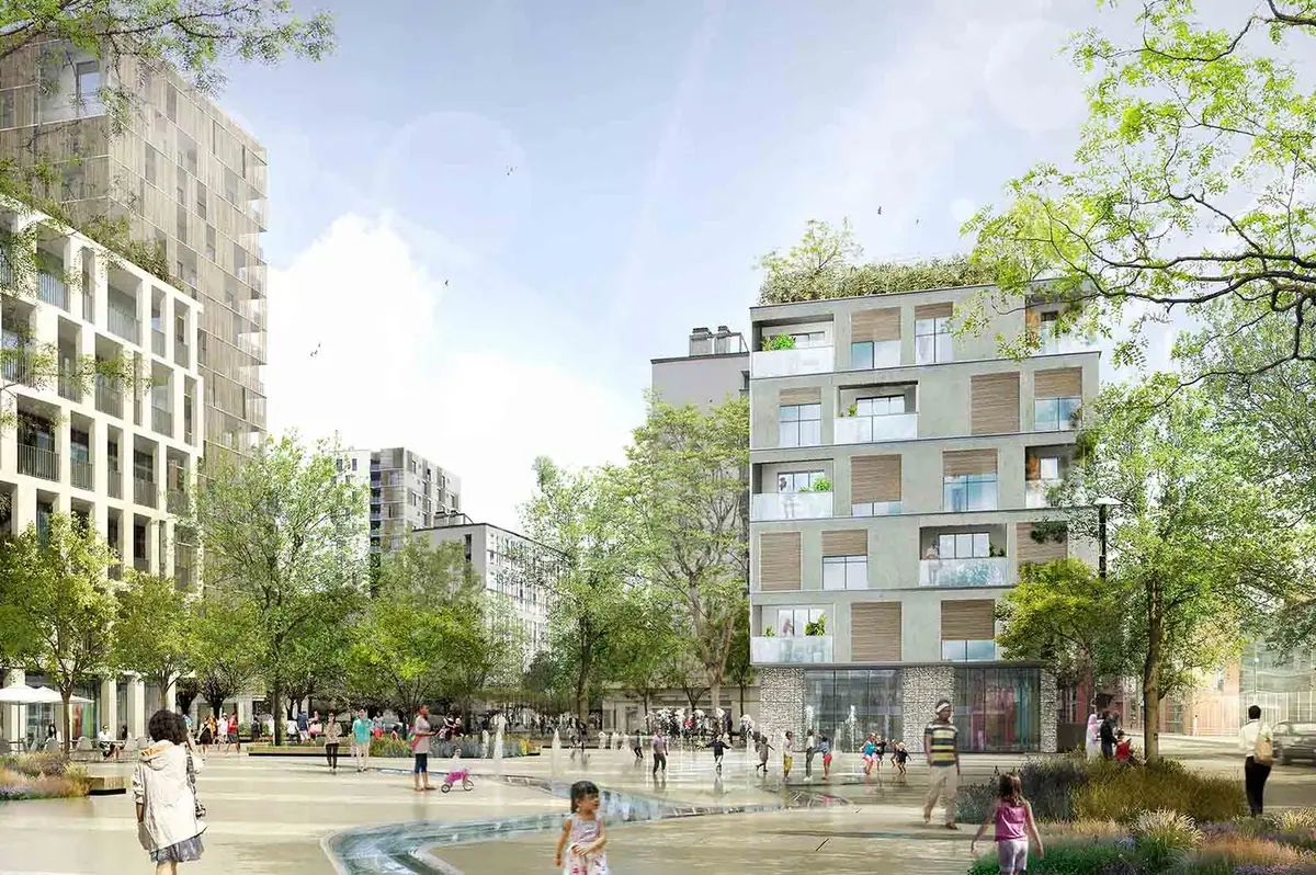Plaza con láminas de agua y niños jugando frente a edificios de vivienda con cubiertas vegetales