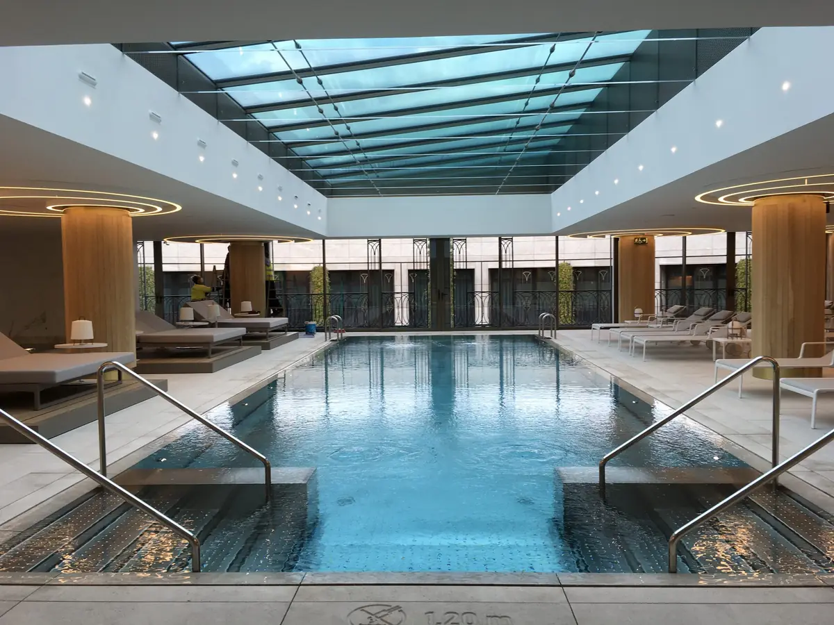 Piscina interior del spa del hotel bajo una cubierta acristalada