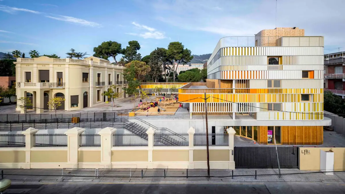 Villa de principios del siglo XX y nuevo edificio de lamas de colores del Lycée Français, vistos desde la calle