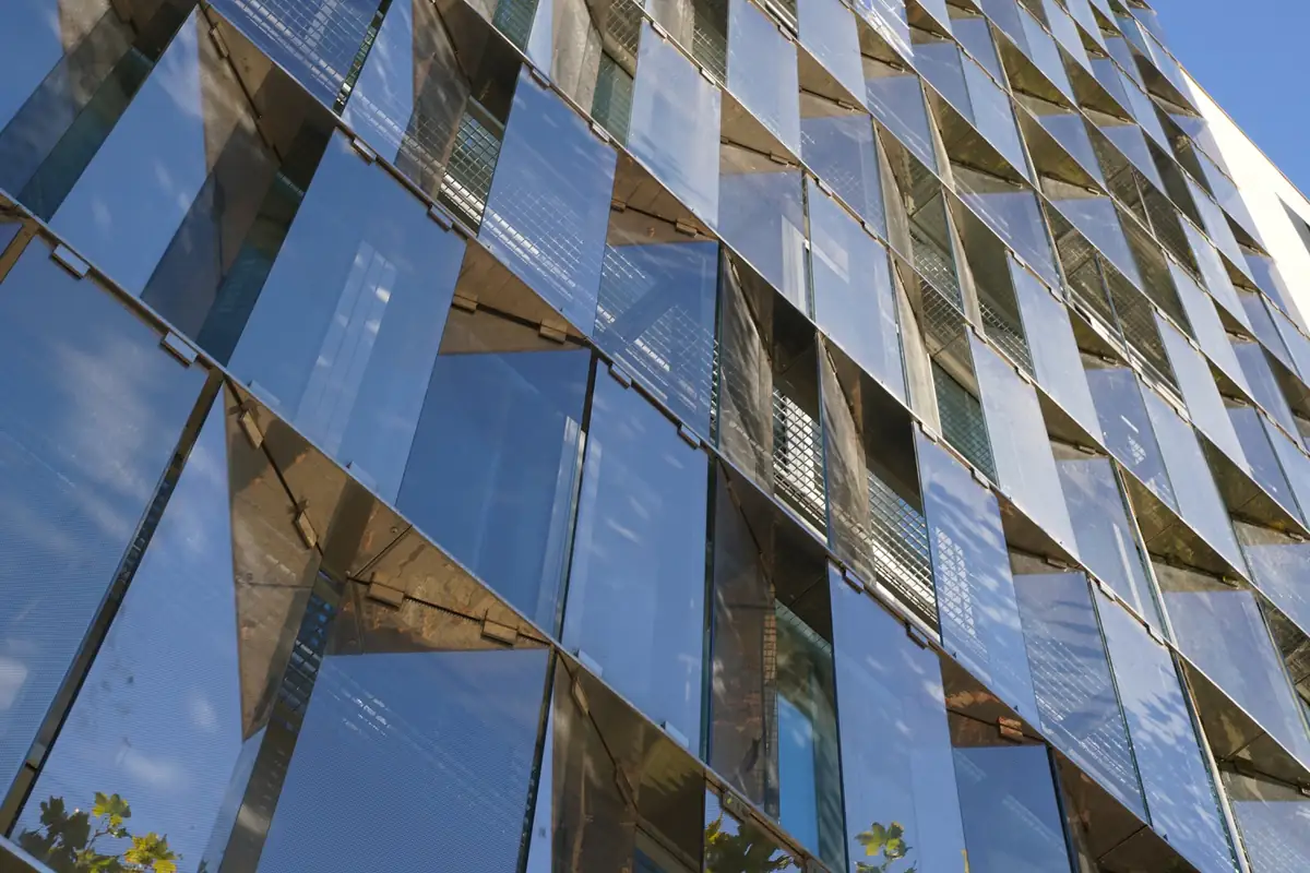 Detalle de las lamas de vidrio reflectante de la fachada, inclinadas con distintos ángulos