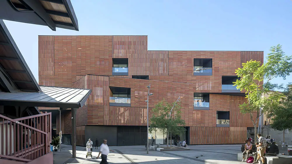 Housing block with a timber-louvred façade facing the Gardunya square