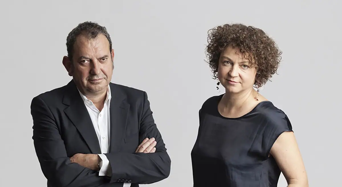Portrait of Iñaki Ábalos, arms folded, and Renata Sentkiewicz against a grey background