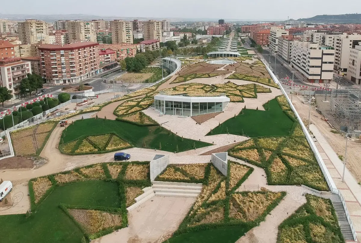 Aerial view of Parque Felipe VI in Logroño, with paths, triangular planted beds and glazed pavilions between housing blocks