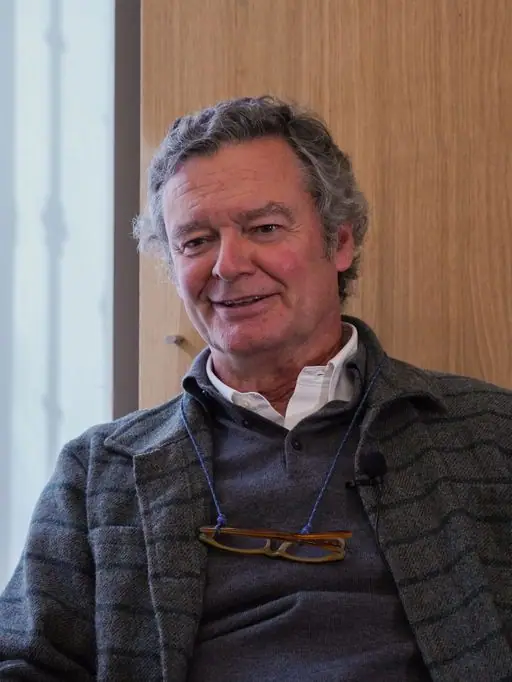 Retrato de Tristán López-Chicheri durante la entrevista, con jersey gris y chaqueta de cuadros