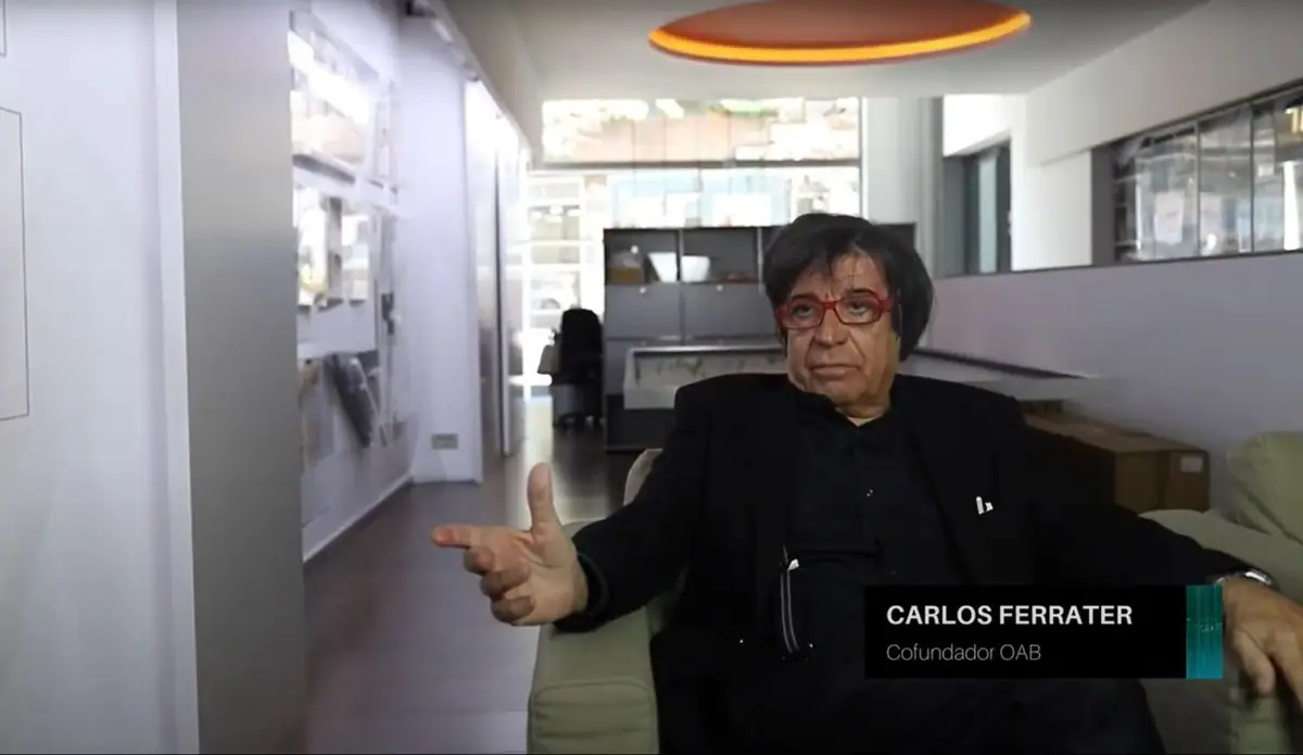 Carlos Ferrater gesticula sentado en un sillón del estudio durante la entrevista