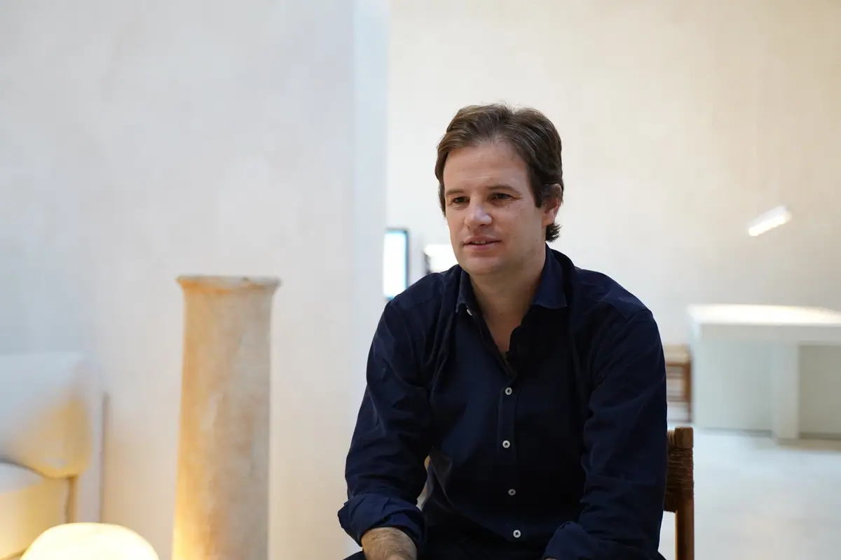 Iker Ochotorena, con camisa oscura, sentado durante la entrevista en un espacio de paredes claras junto a una columna de piedra