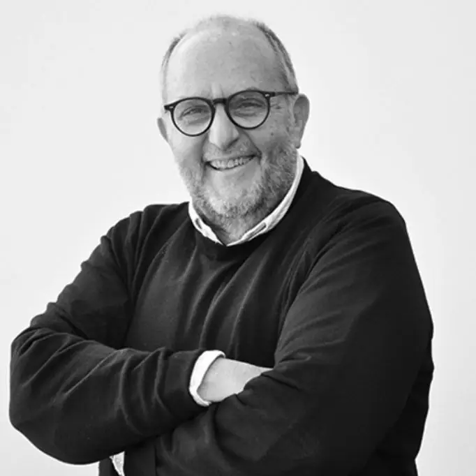 Retrato en blanco y negro de Albert de Pineda, con gafas y jersey oscuro, de brazos cruzados